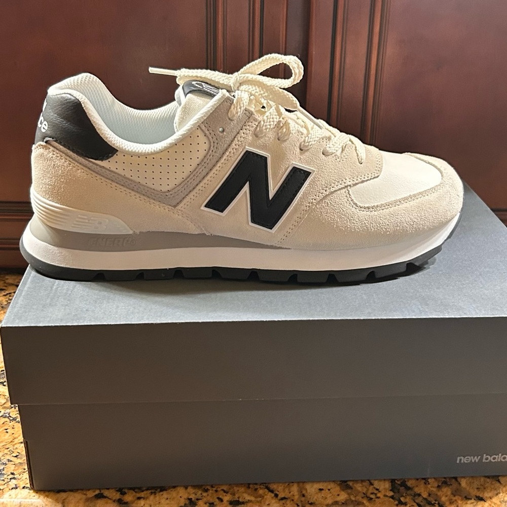 NIB Never Worn New Balance Cream and Black Sneakers